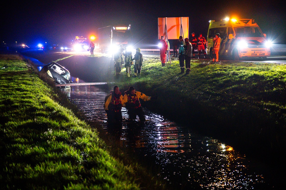 Auto te water, bestuurder slaat op de vlucht