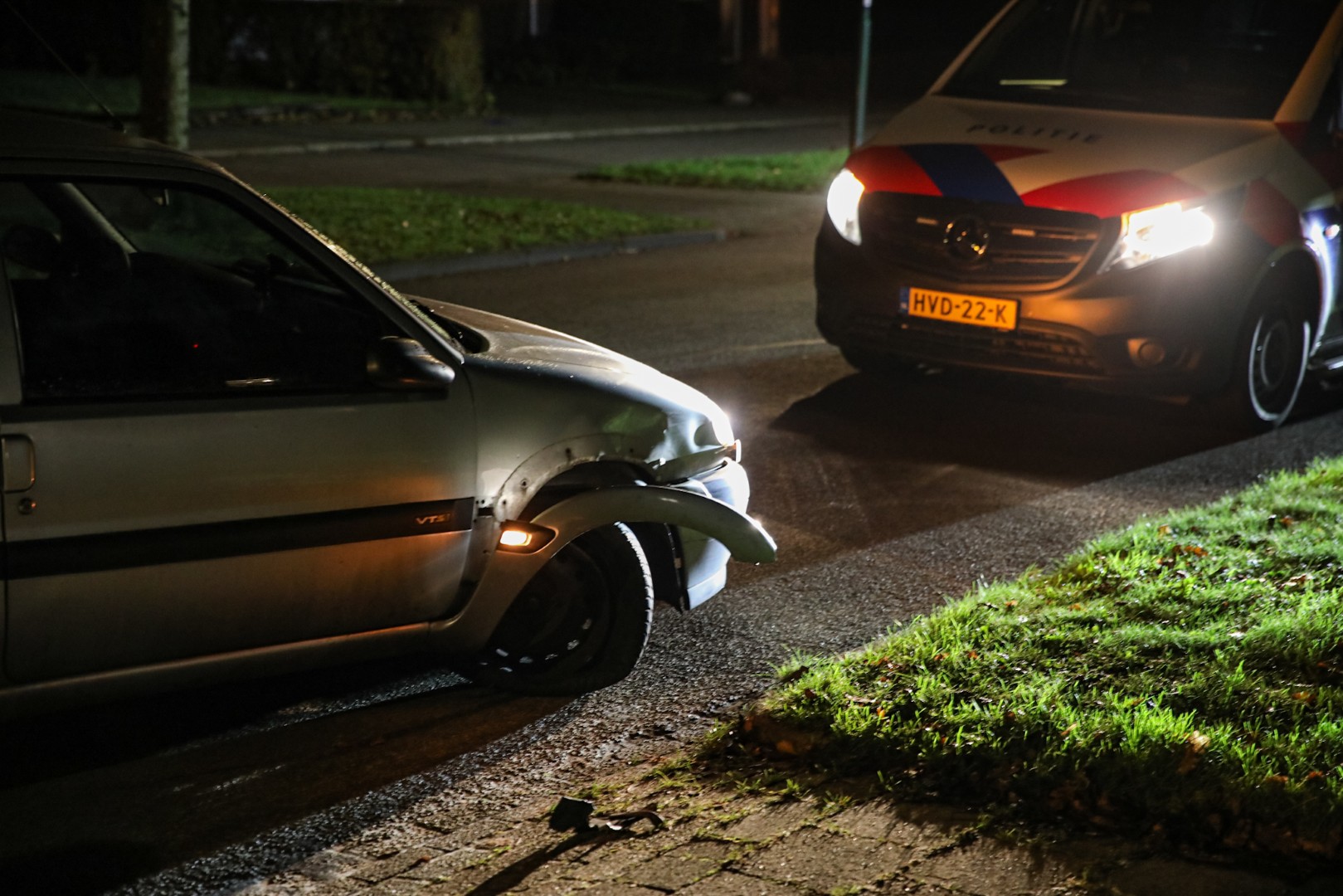 Automobilist botst op geparkeerde auto