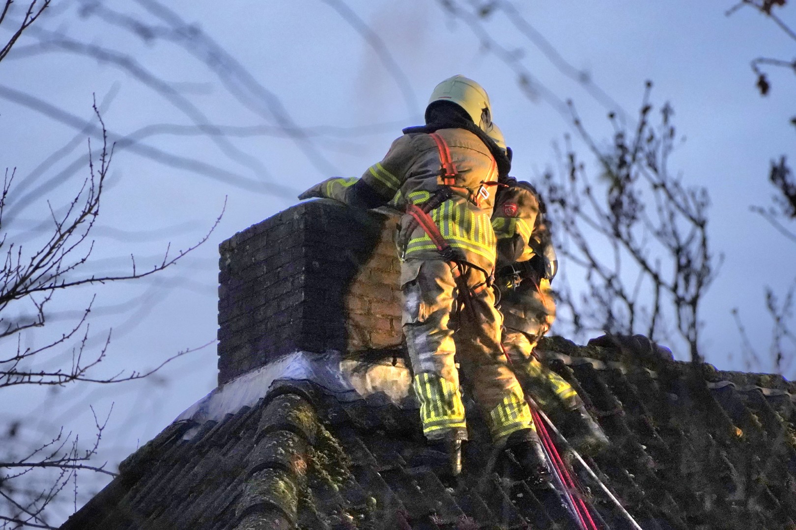 Vlammen uit schoorsteen, brandweer krijgt brand snel onder controle
