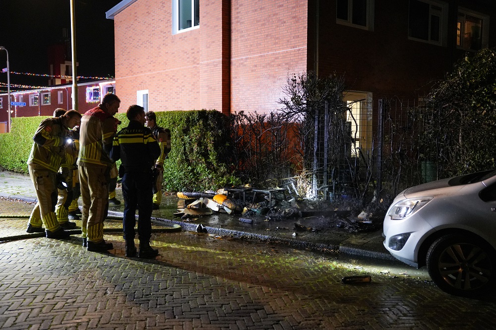 Afval en heg in brand, ook auto beschadigd
