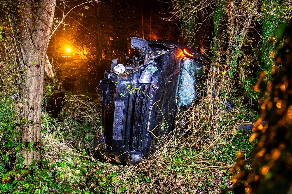 Auto crasht in bosjes, bestuurder gewond