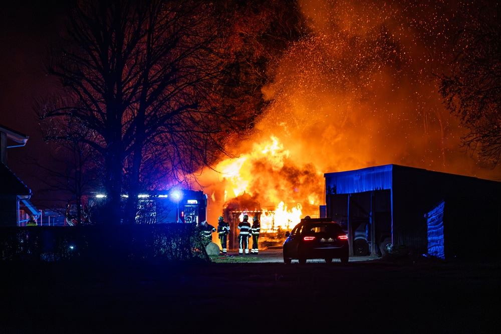 Schuur in lichterlaaie, woonhuis bespaard gebleven