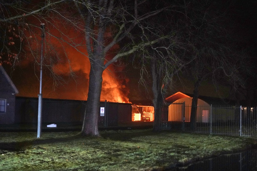 Metershoge vlammen door brandende papiercontainer