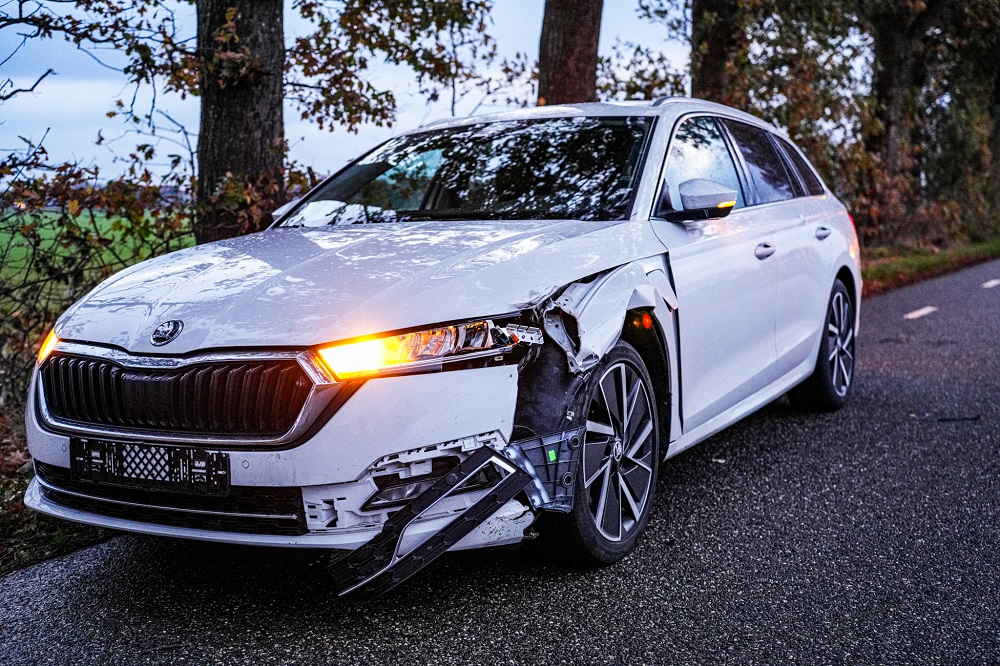 Weg vol brokstukken na botsing tussen auto en fietser