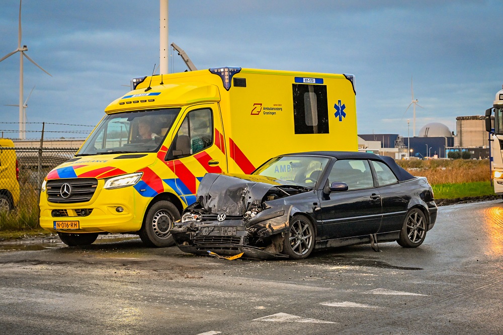 Veel schade door botsing tussen auto en vrachtwagen
