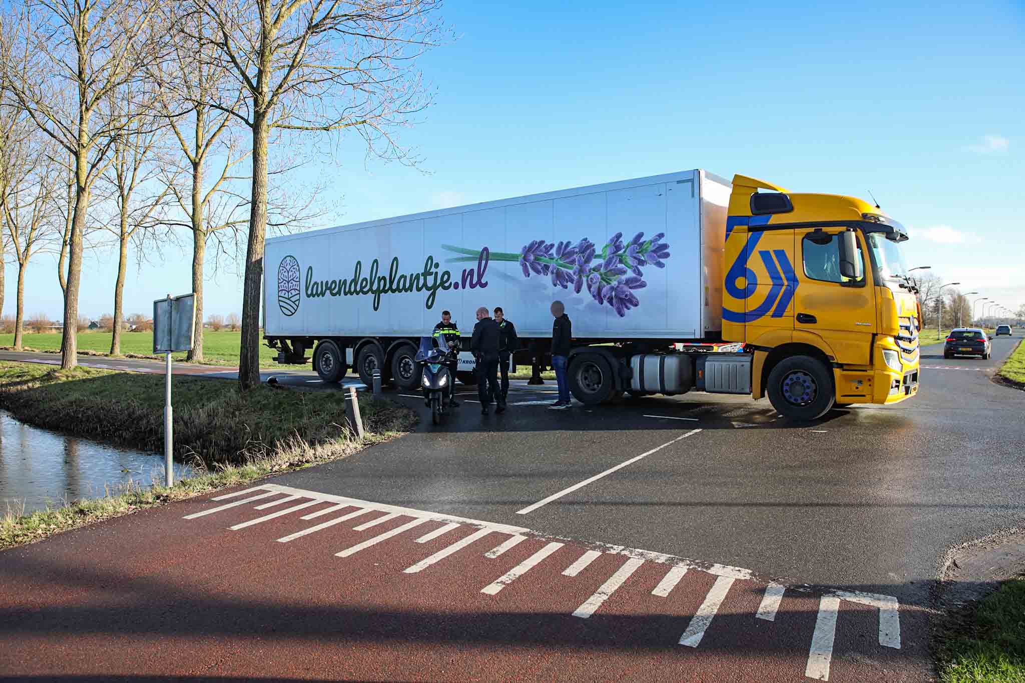 Scooter meegesleurd bij aanrijding met vrachtwagen