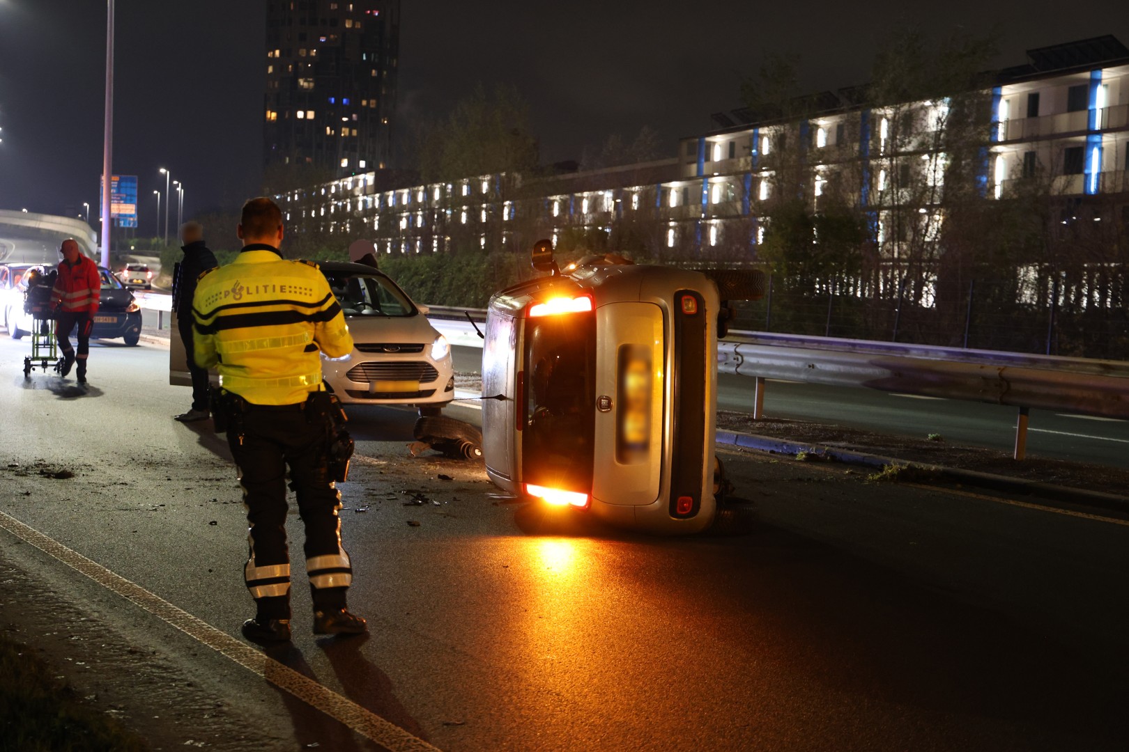 Auto kantelt na botsing tegen vangrail