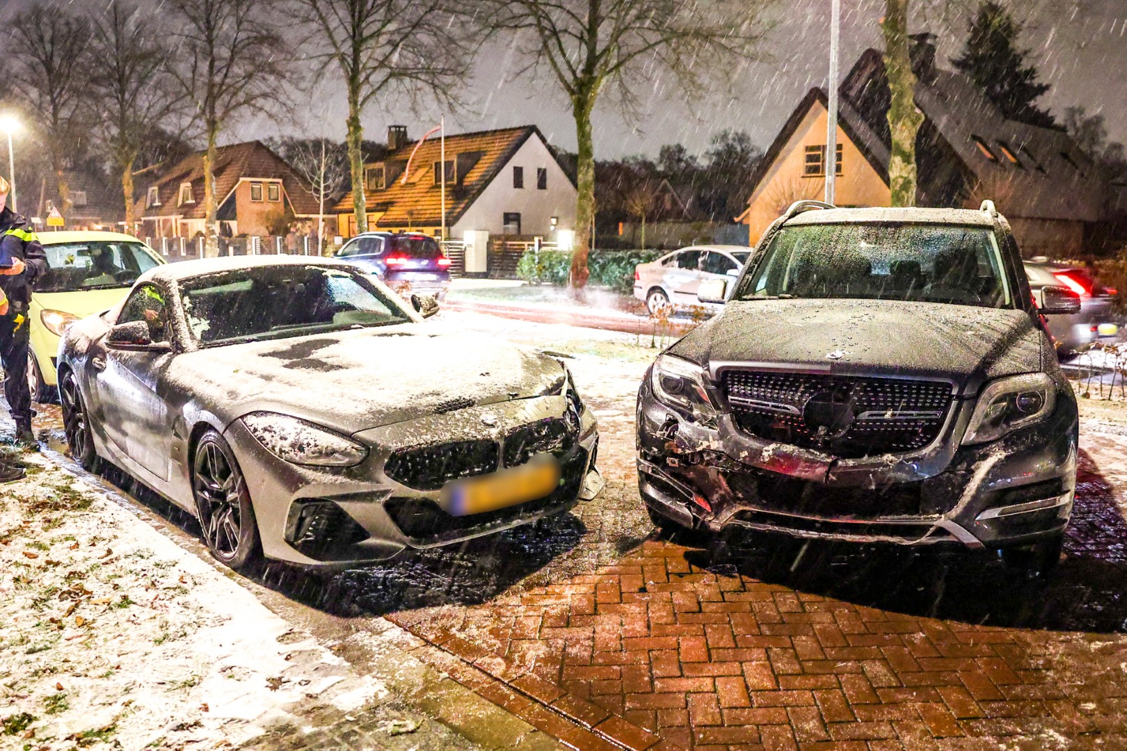 Frontale botsing op gladde weg; agent stopt slippend busje wegens rijgedrag