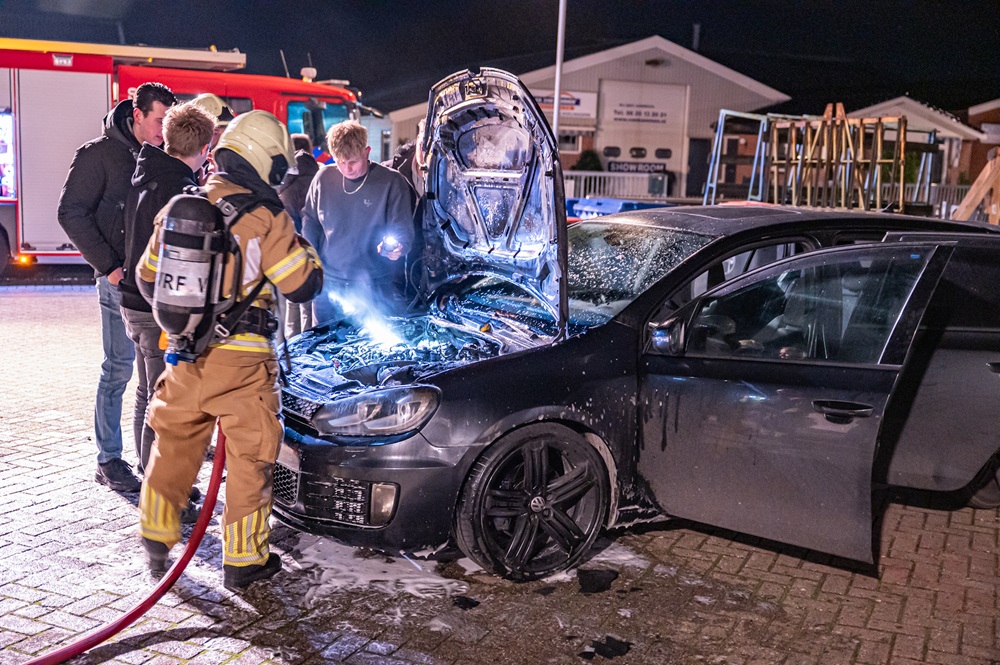 Auto vliegt in brand op parkeerterrein