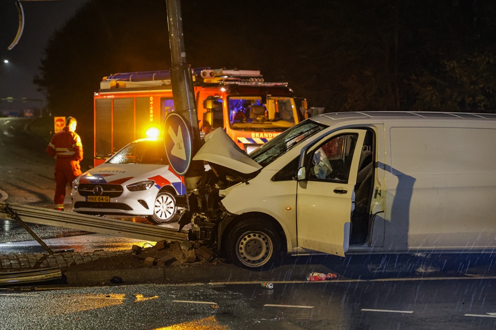 Bestelbus botst tegen verkeerspaal, bestuurder naar ziekenhuis vervoerd