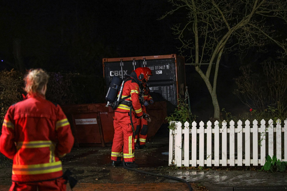 Mobiel toilet vliegt in brand bij woning