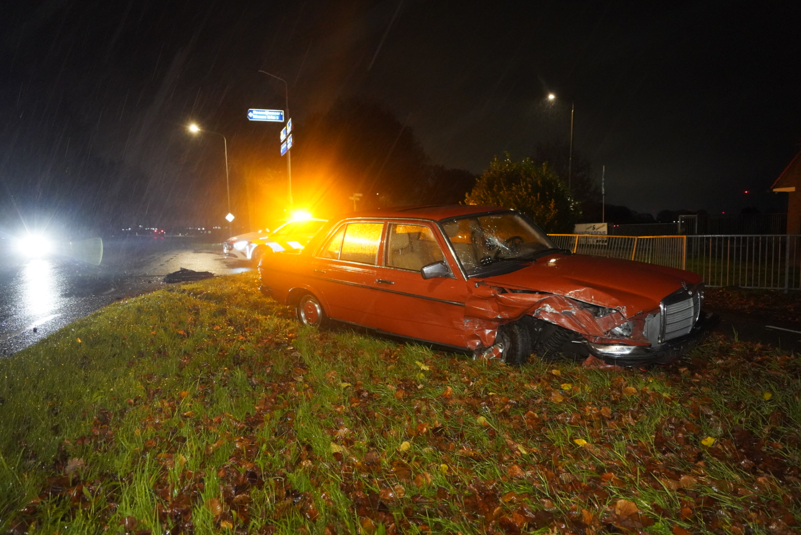 Oldtimer belandt in berm na botsing op kruising