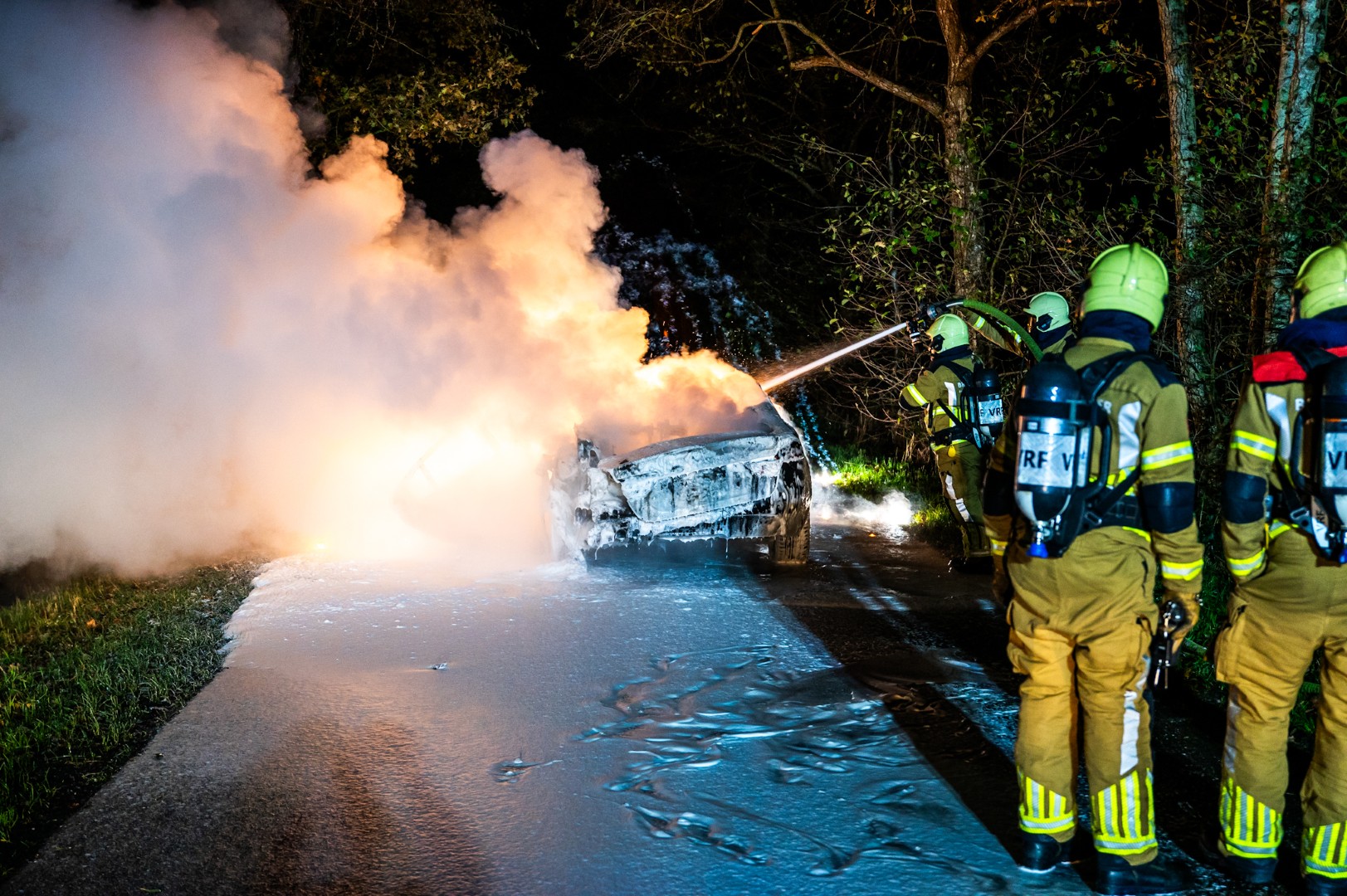 Auto vliegt tijdens het rijden in brand en brandt volledig uit