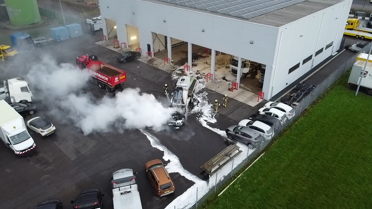 Truck vlam vat in loods