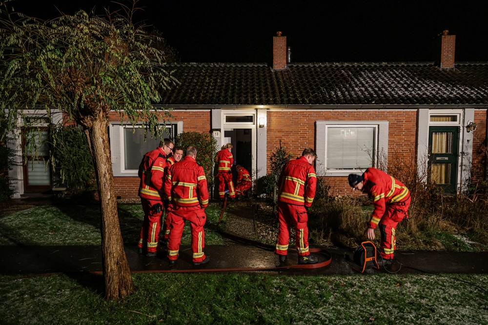 Gesprongen waterleiding zet kruipruimte vol water