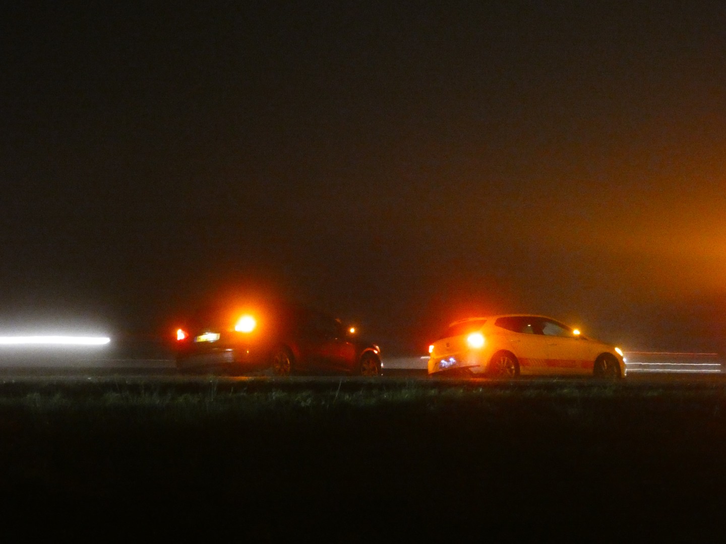 Twee auto’s botsen in dichte mist op A28