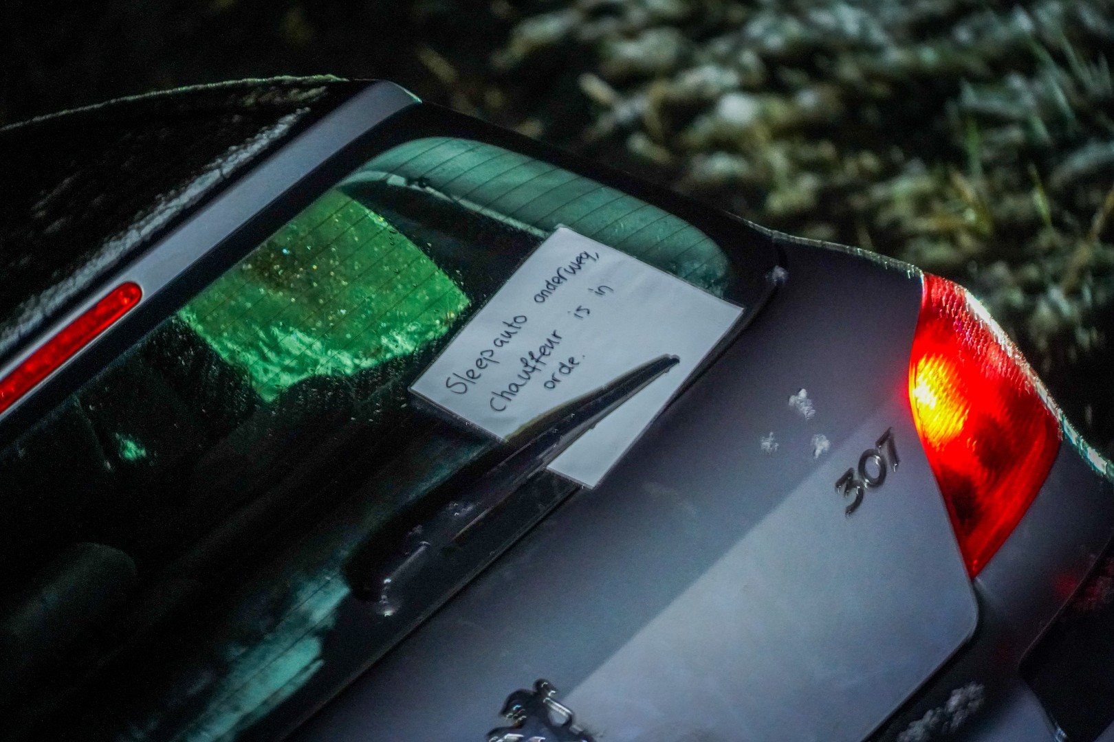 Twee auto’s raken van de weg en belanden in sloot