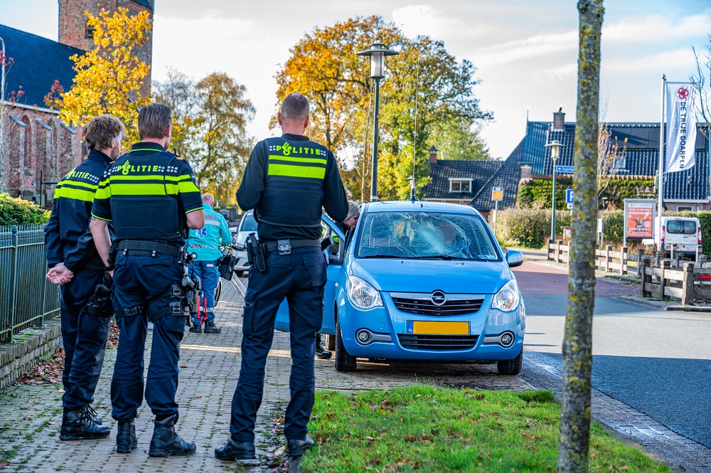 Fietser belandt op voorruit van auto