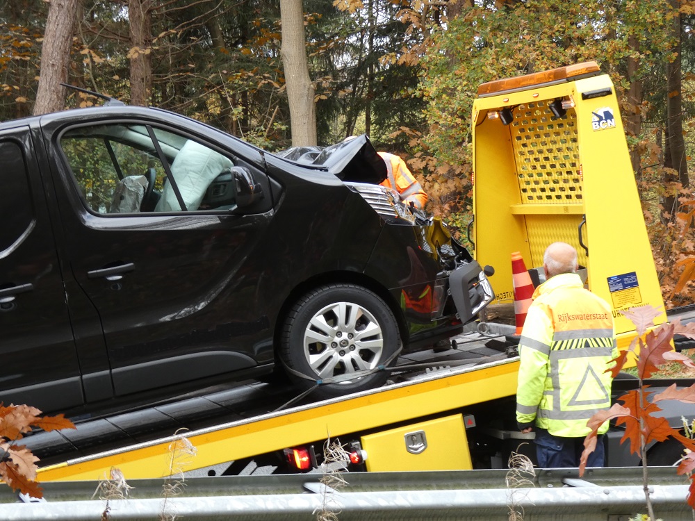 Bestelbus botst achterop vrachtwagen op A28