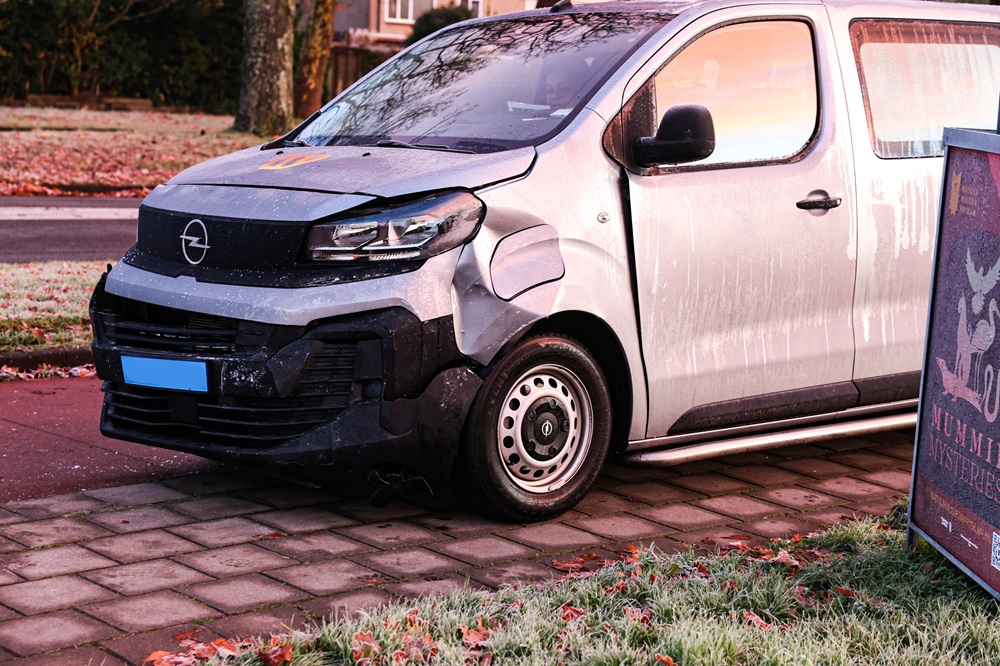 Taxibus en personenauto botsen op rotonde