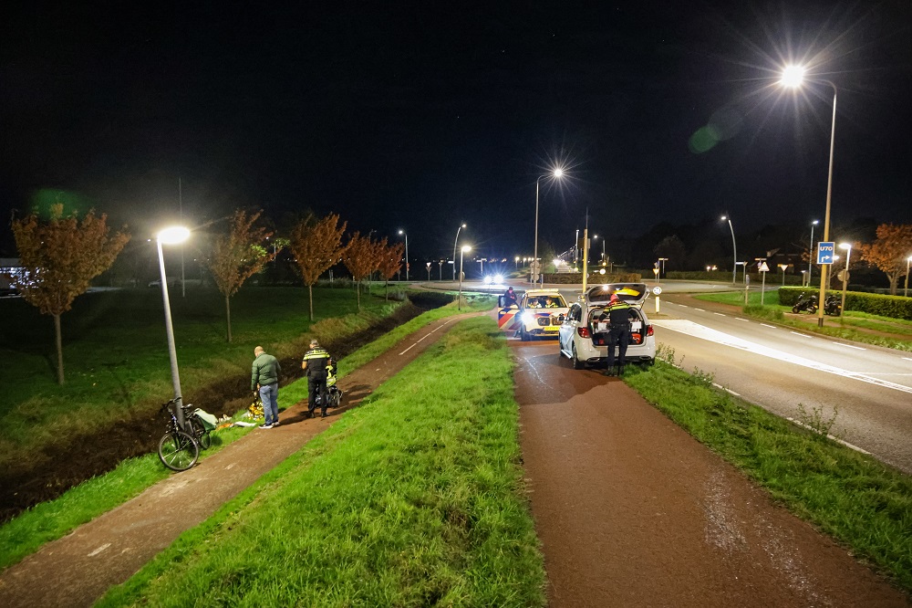 Persoon belandt met scootmobiel in sloot