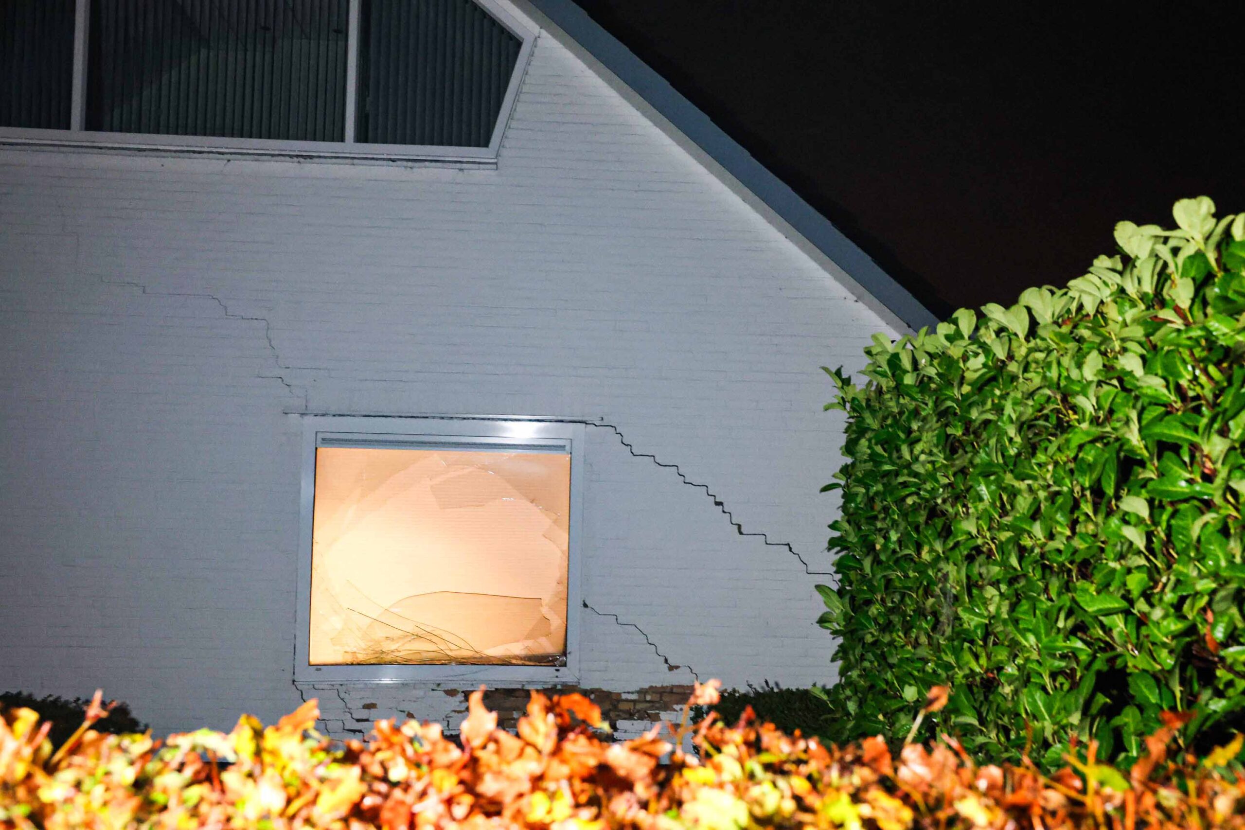 Auto gelanceerd en knalt met volle vaart tegen woning