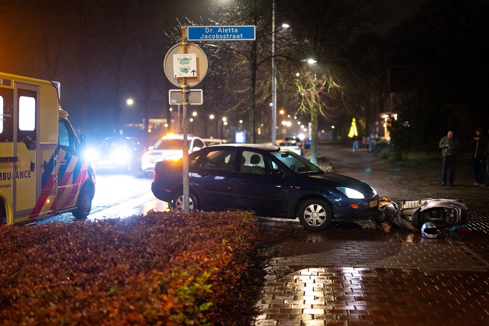 Scooterrijder geschept door auto, slachtoffer met spoed naar ziekenhuis