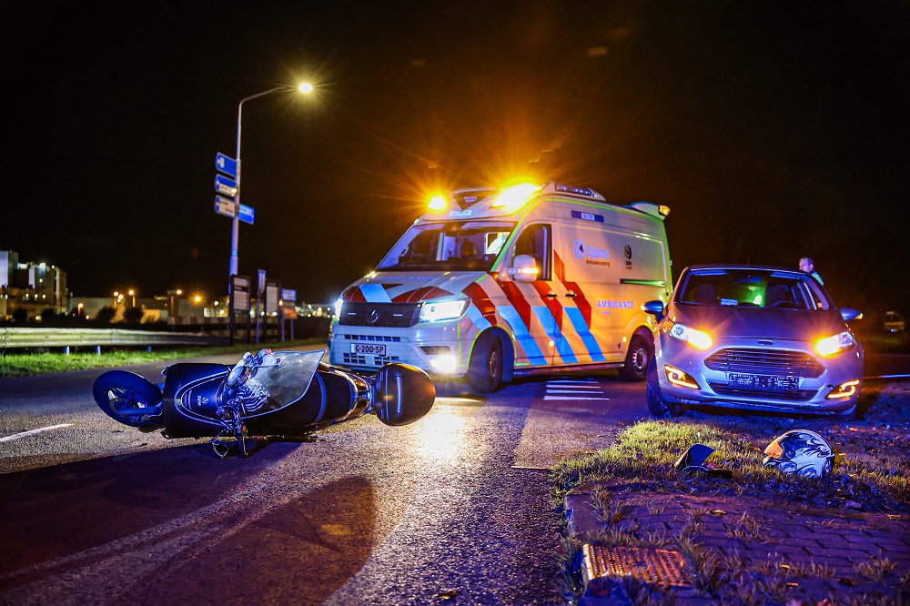 Scooterrijder gewond na botsing met auto