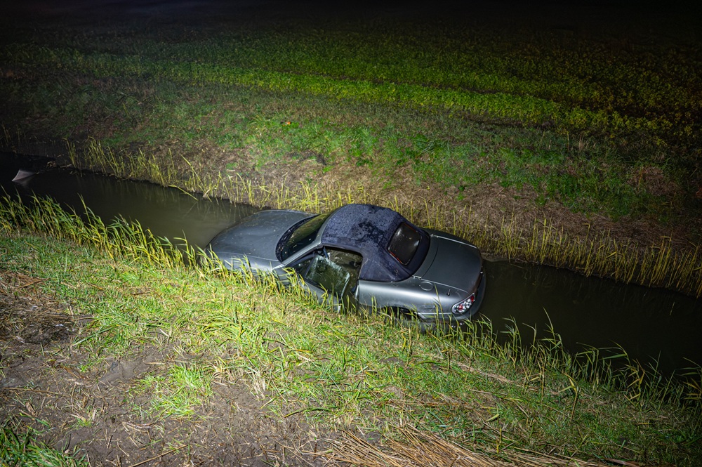Auto belandt in sloot, bestuurder met politie mee