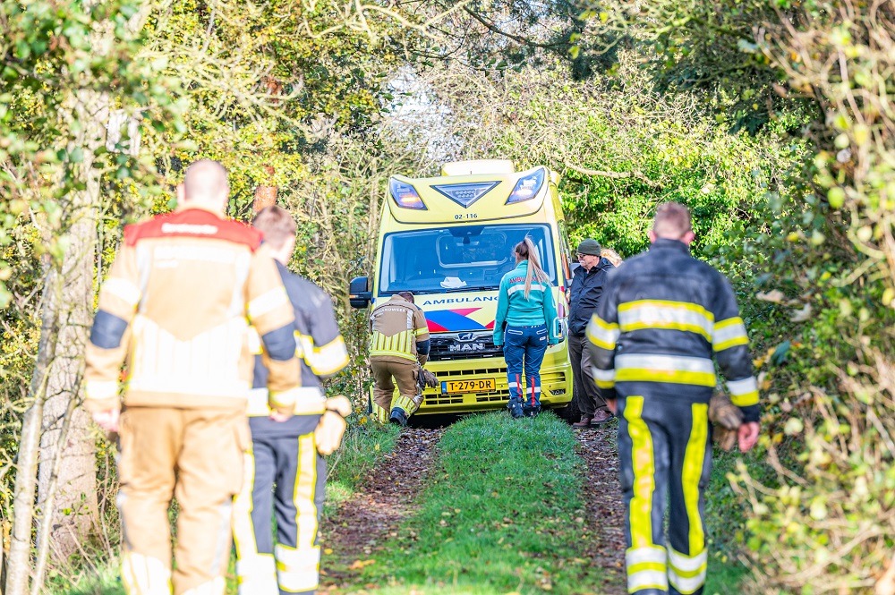 Ambulance rijdt zich vast, brandweer schiet te hulp