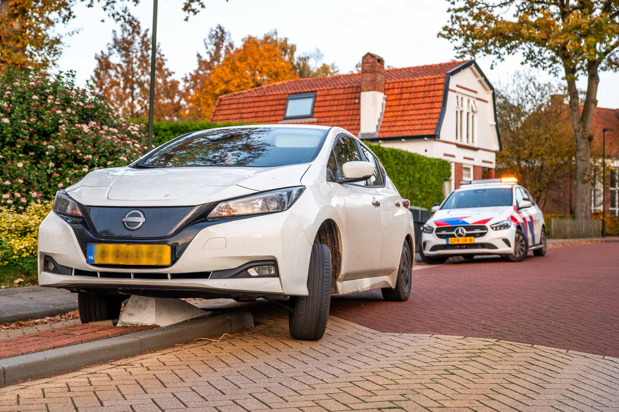 Vrouw wijkt uit voor tegemoetkomende automobilist en belandt op varkensrug