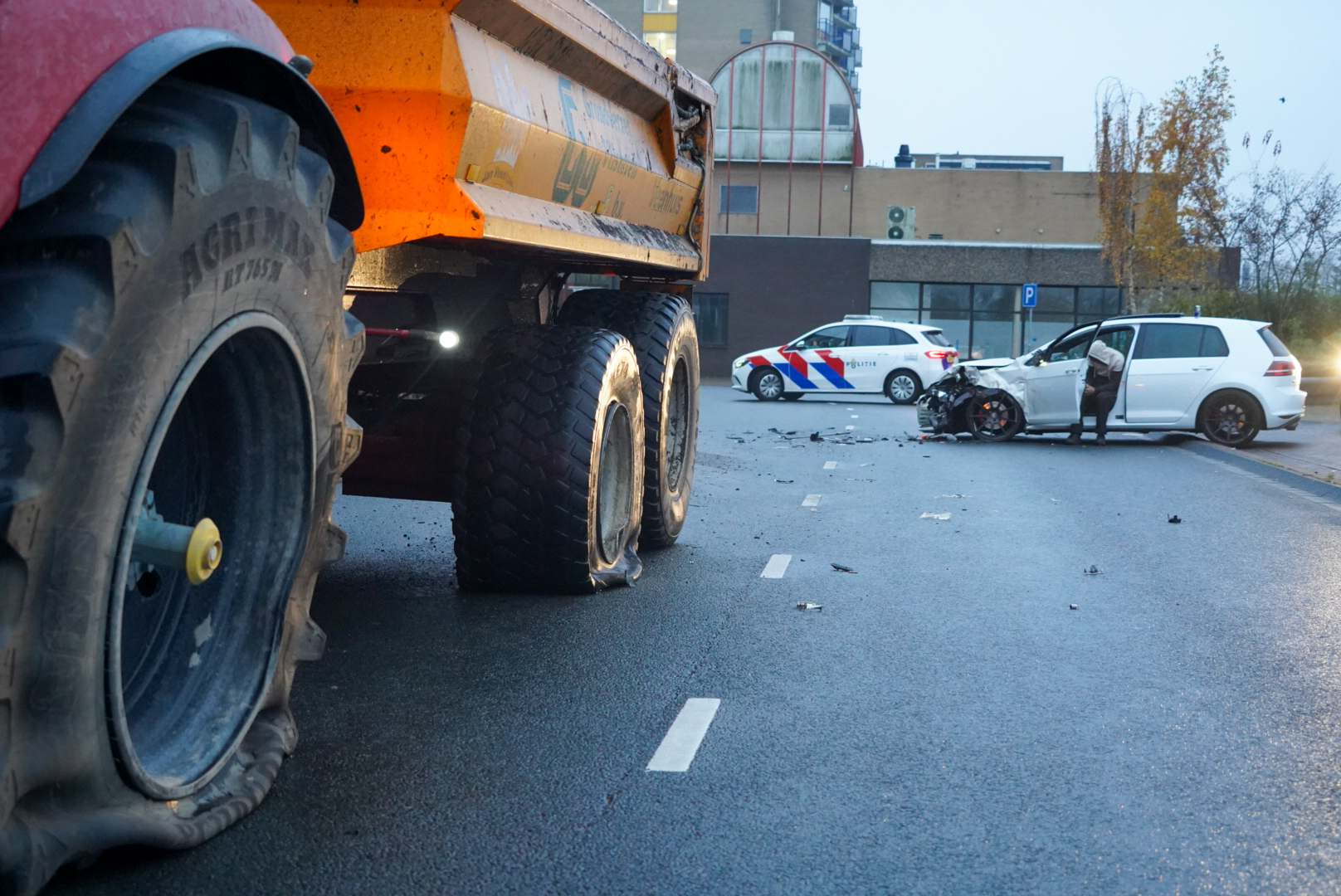 Veel schade door botsing tussen tractor en auto