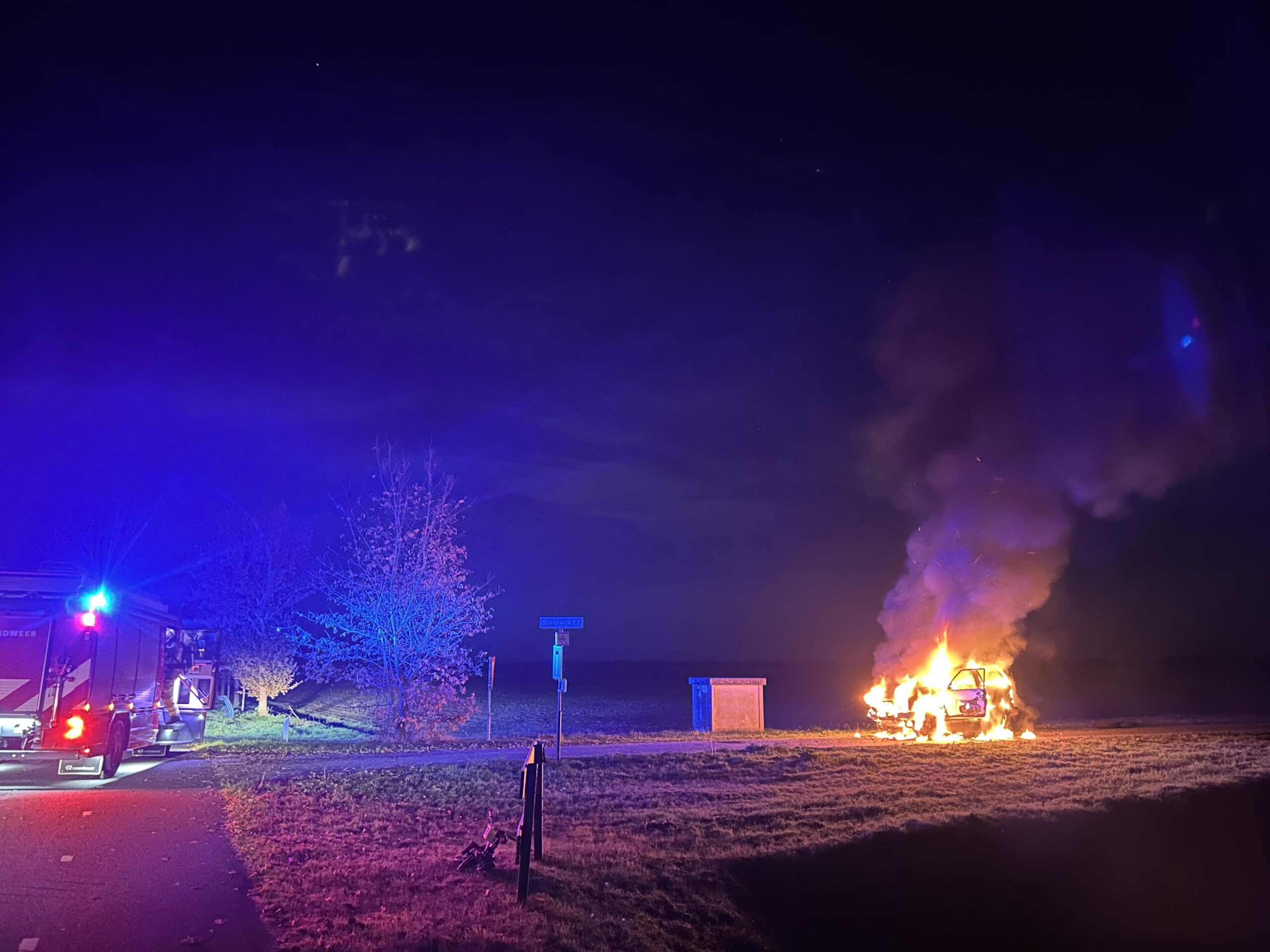 Auto brandt volledig uit