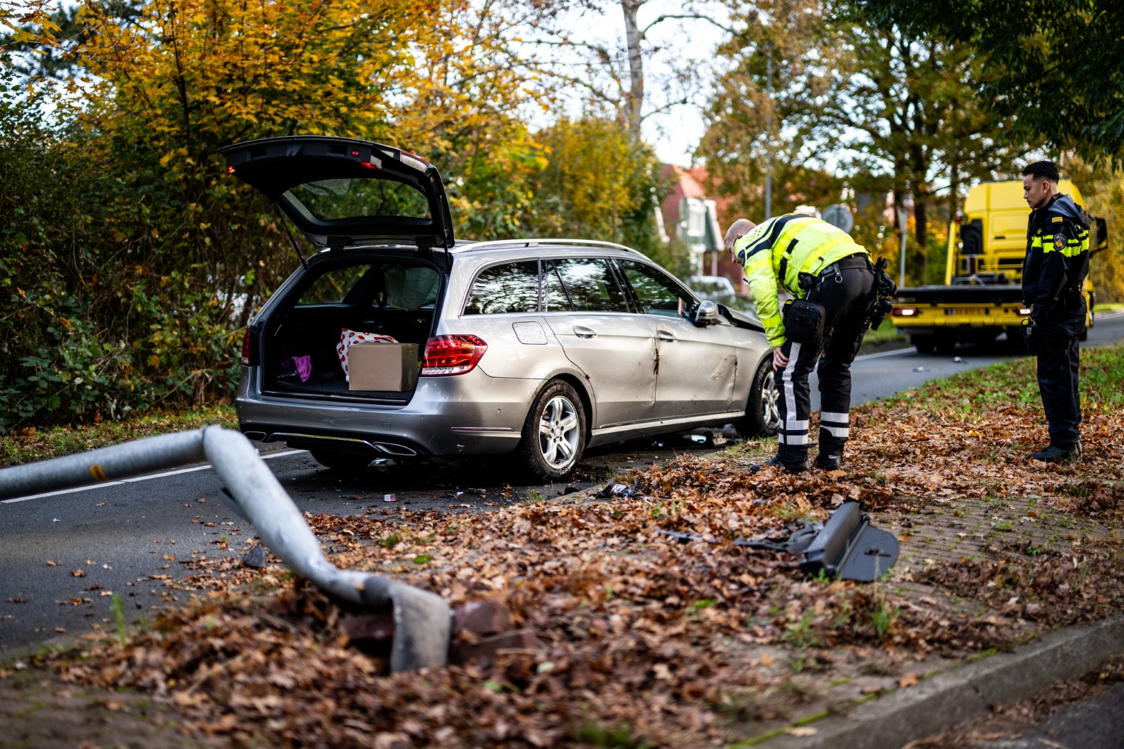 Auto kantelt na botsing met lantaarnpaal