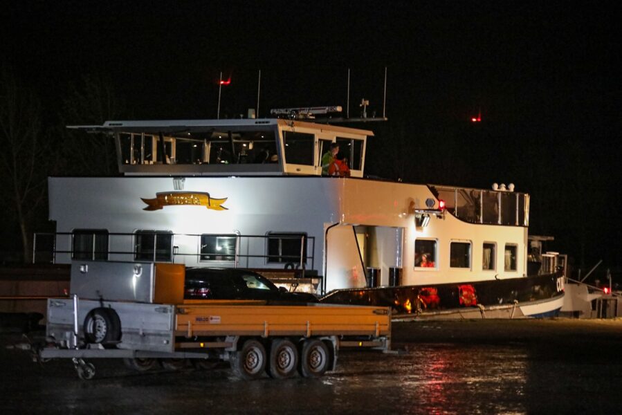 Binnenvaartschip ligt vast in havengebied