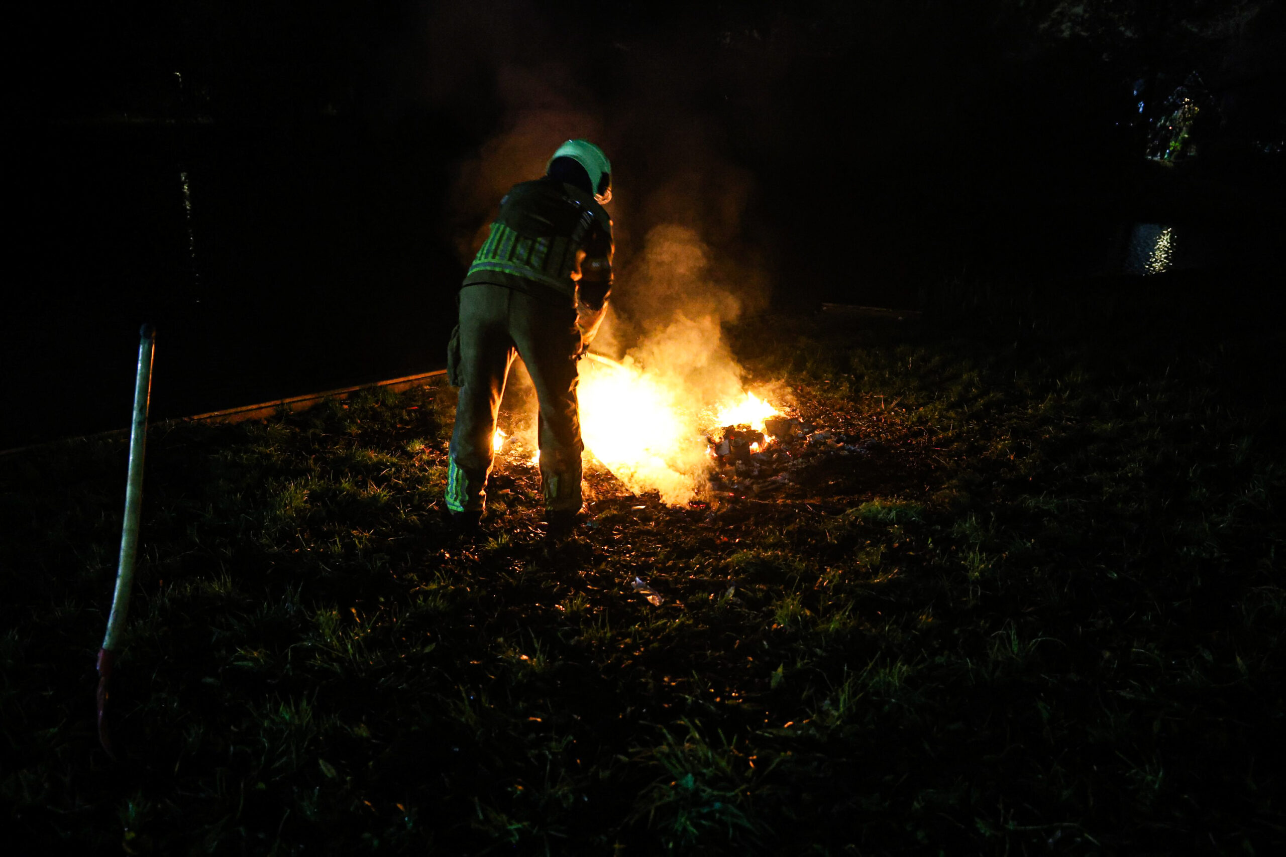 Afval in brand in park, jongens bellen brandweer