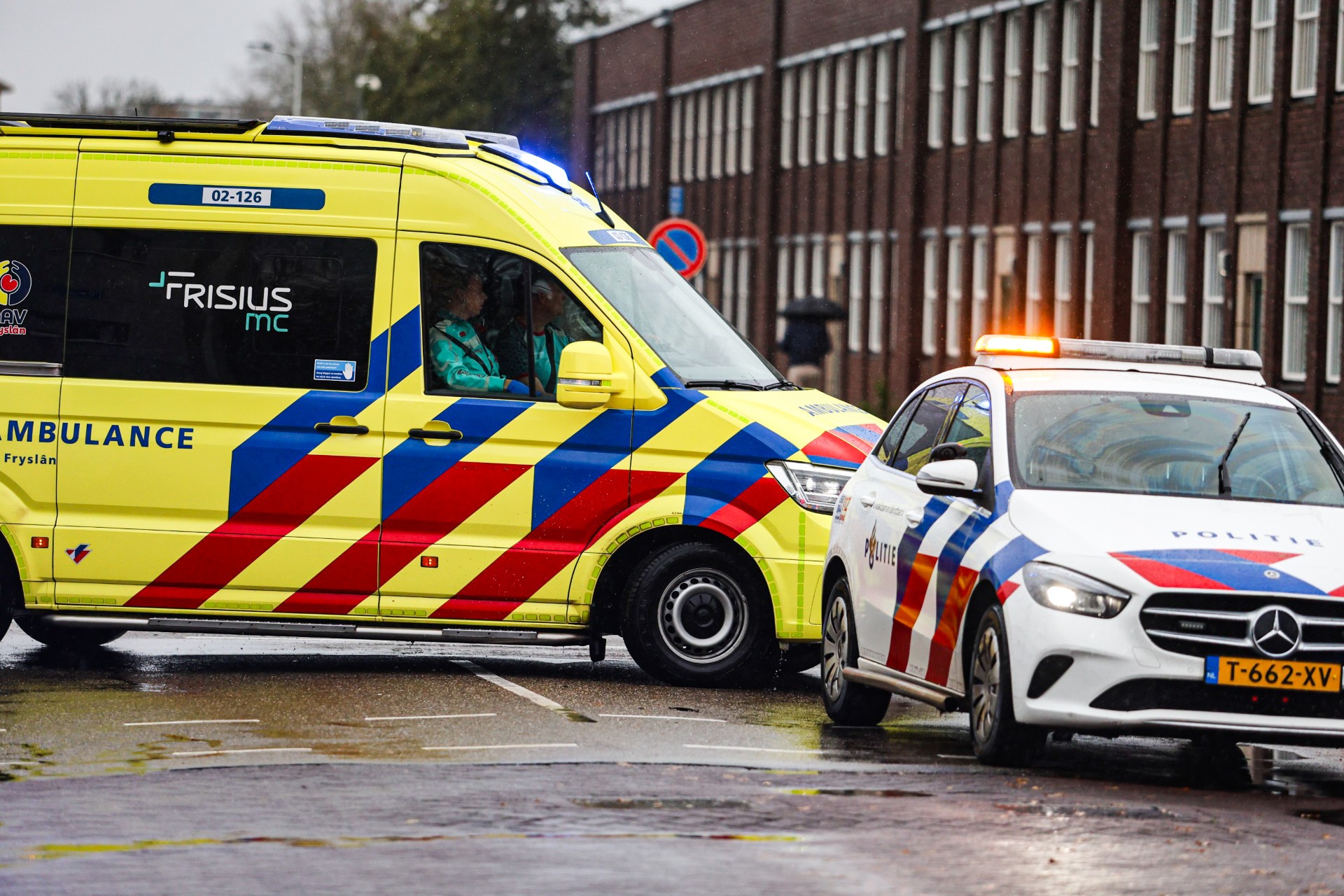Fietsster gewond bij aanrijding met auto op rotonde