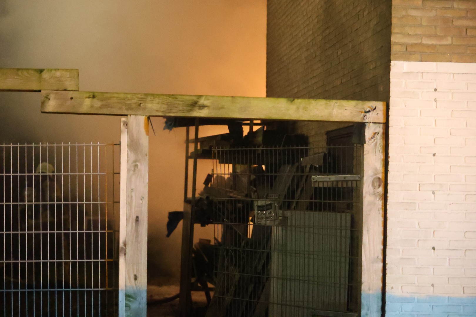 Autobrand achter woning veroorzaakt dikke rook