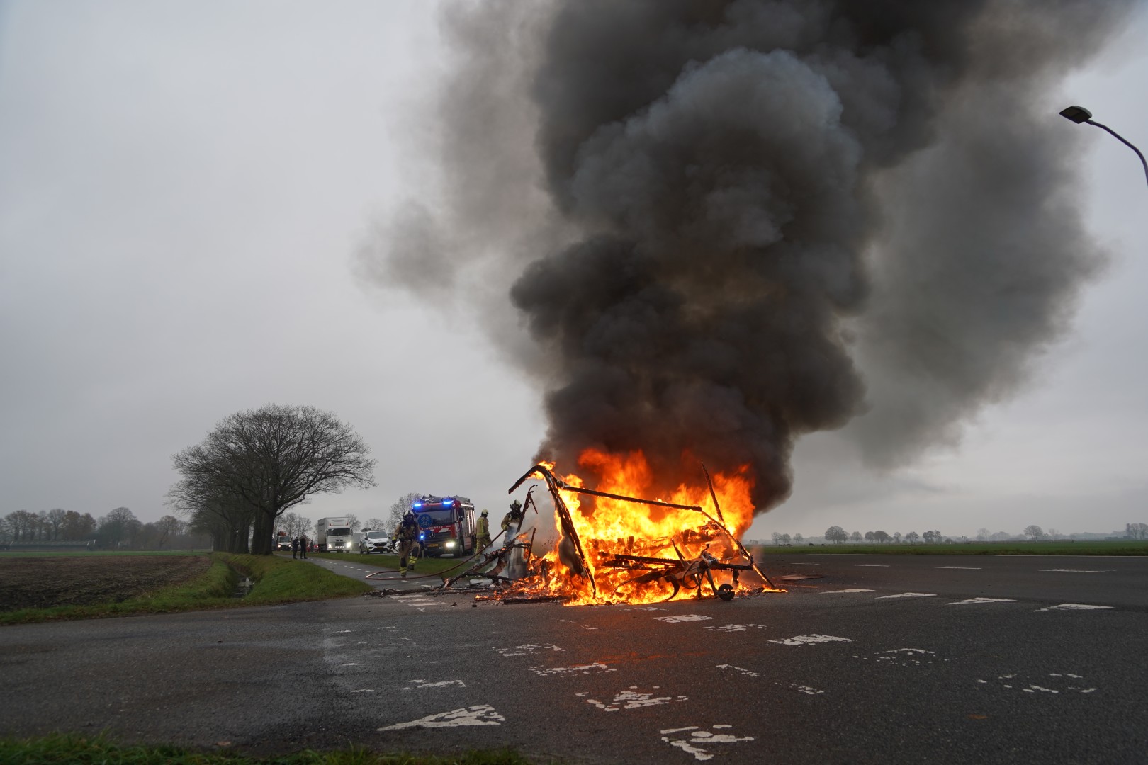 Caravan brandt volledig uit, auto op tijd losgekoppeld