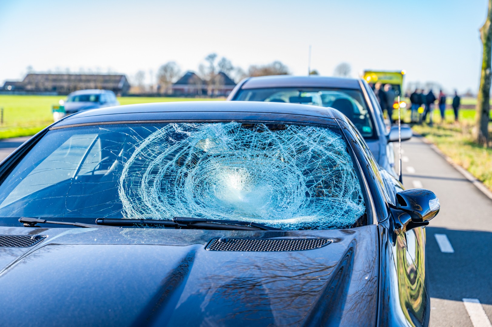 Fietsster gewond bij aanrijding met auto, meisje met spoed naar ziekenhuis