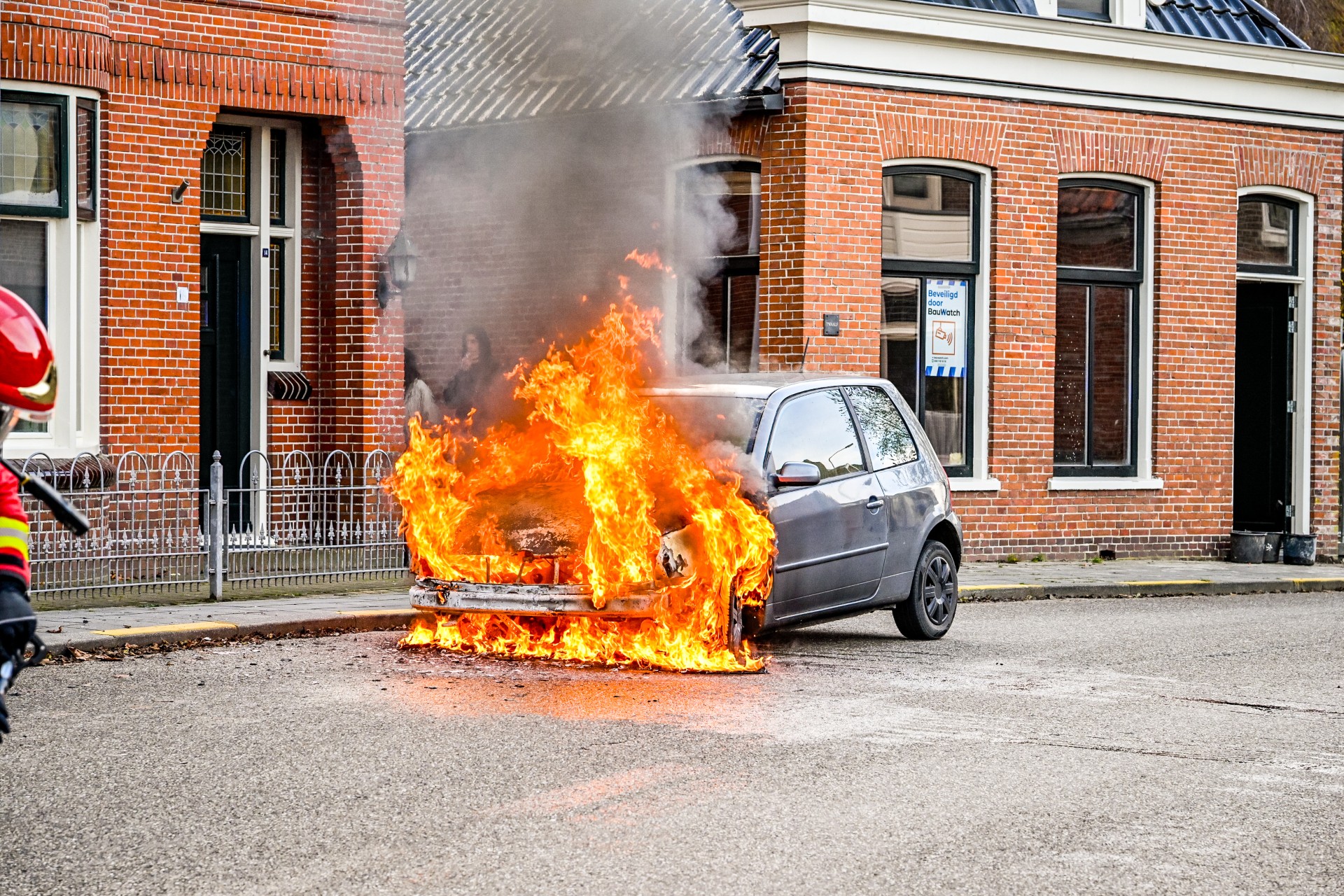 Auto vliegt in brand tijdens het rijden