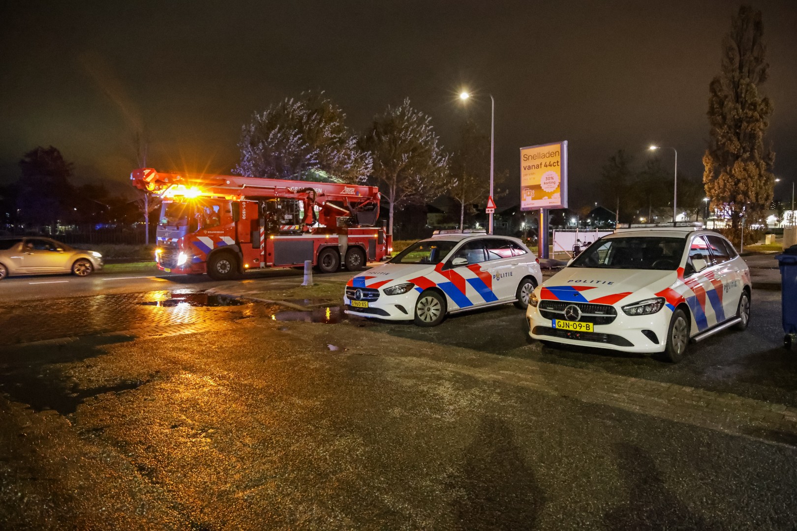 Hulpdiensten in actie voor woningbrand Peizerweg