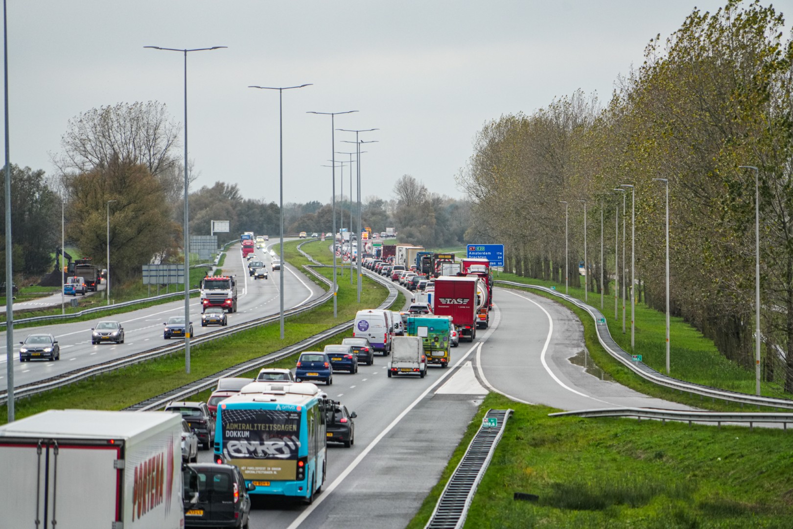 File op snelweg door defecte vrachtwagen