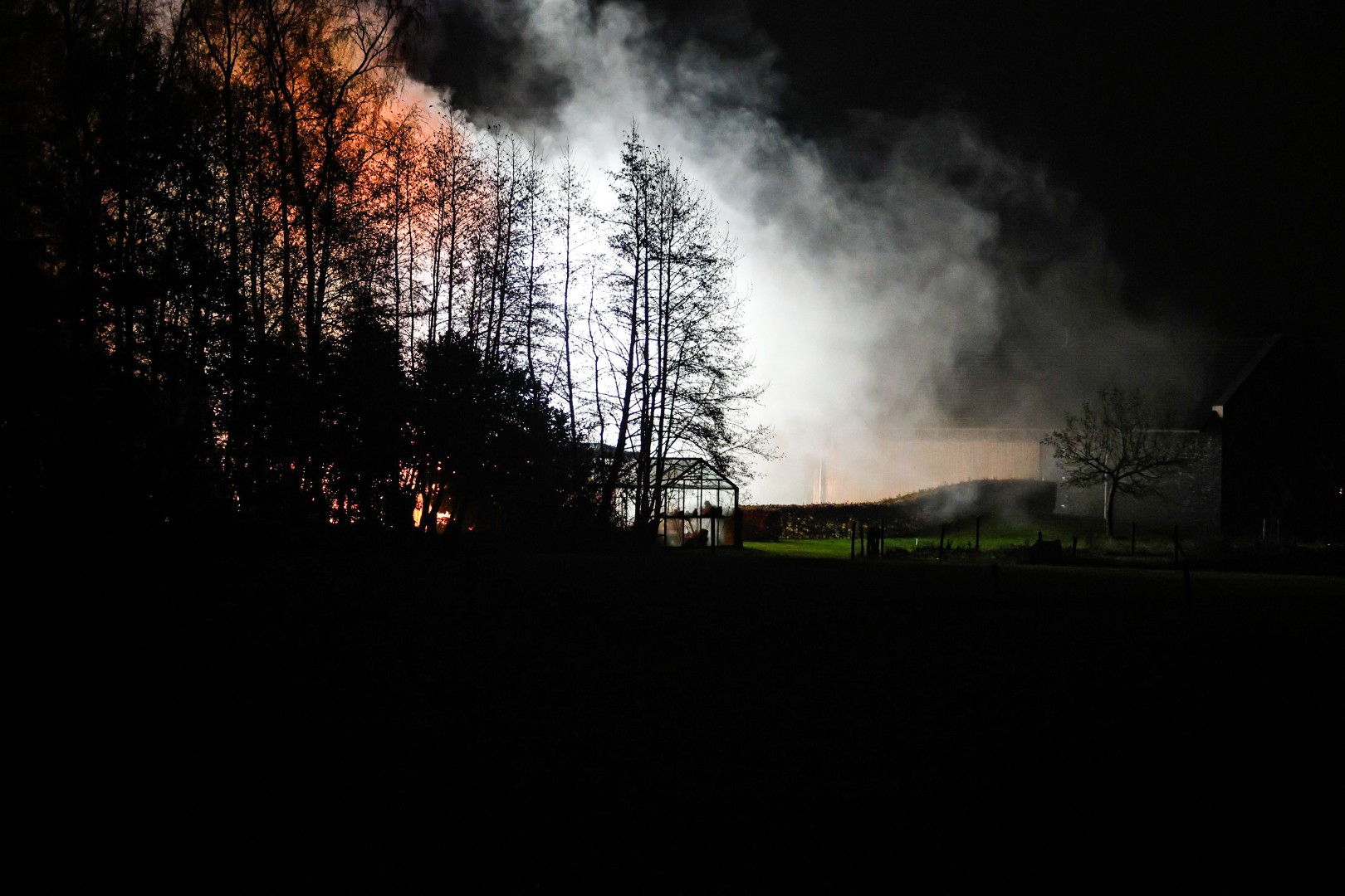 Overkapping van schuurtje in brand