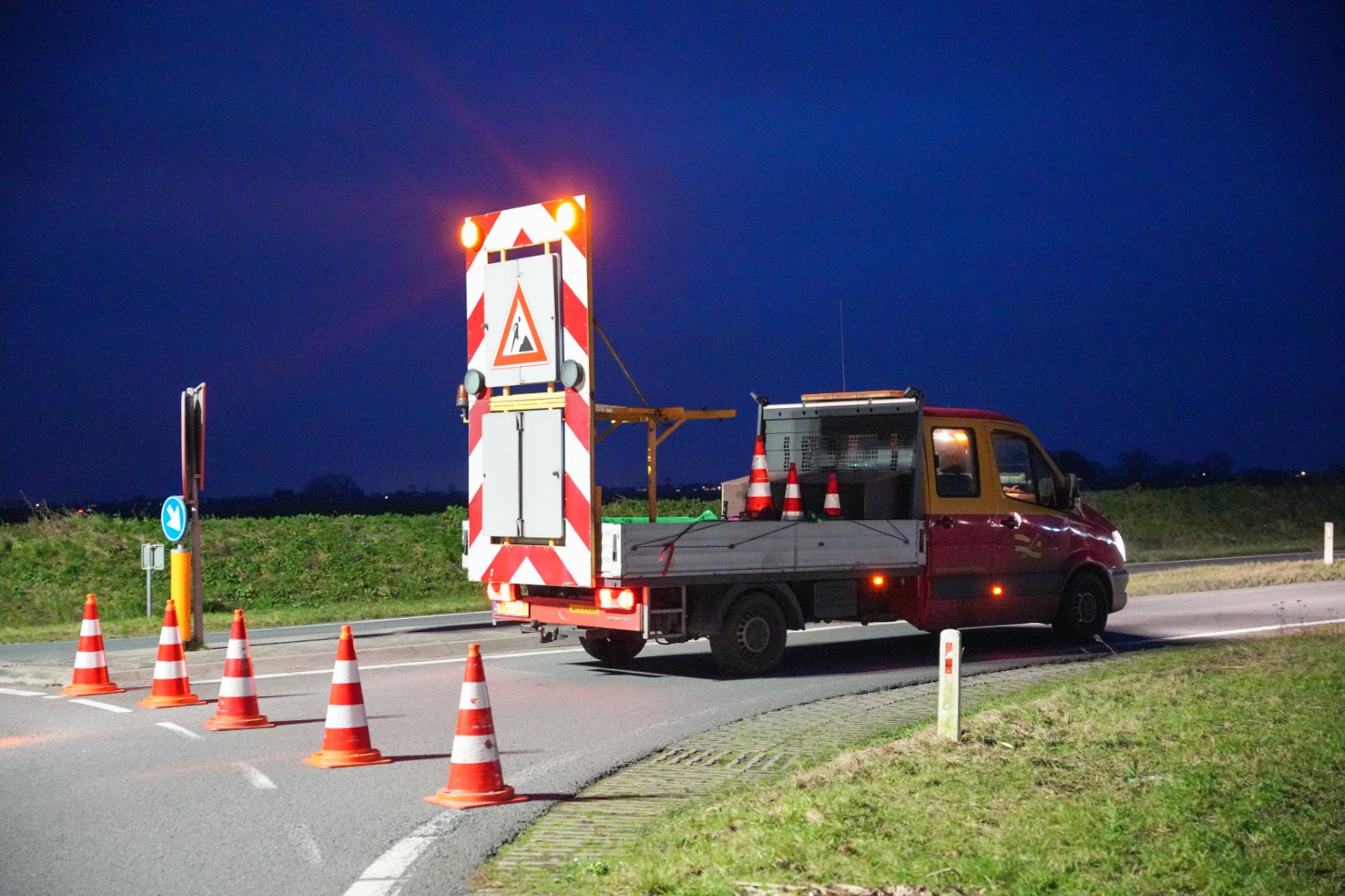 Olie op wegdek zorgt voor afsluiting en file op snelweg