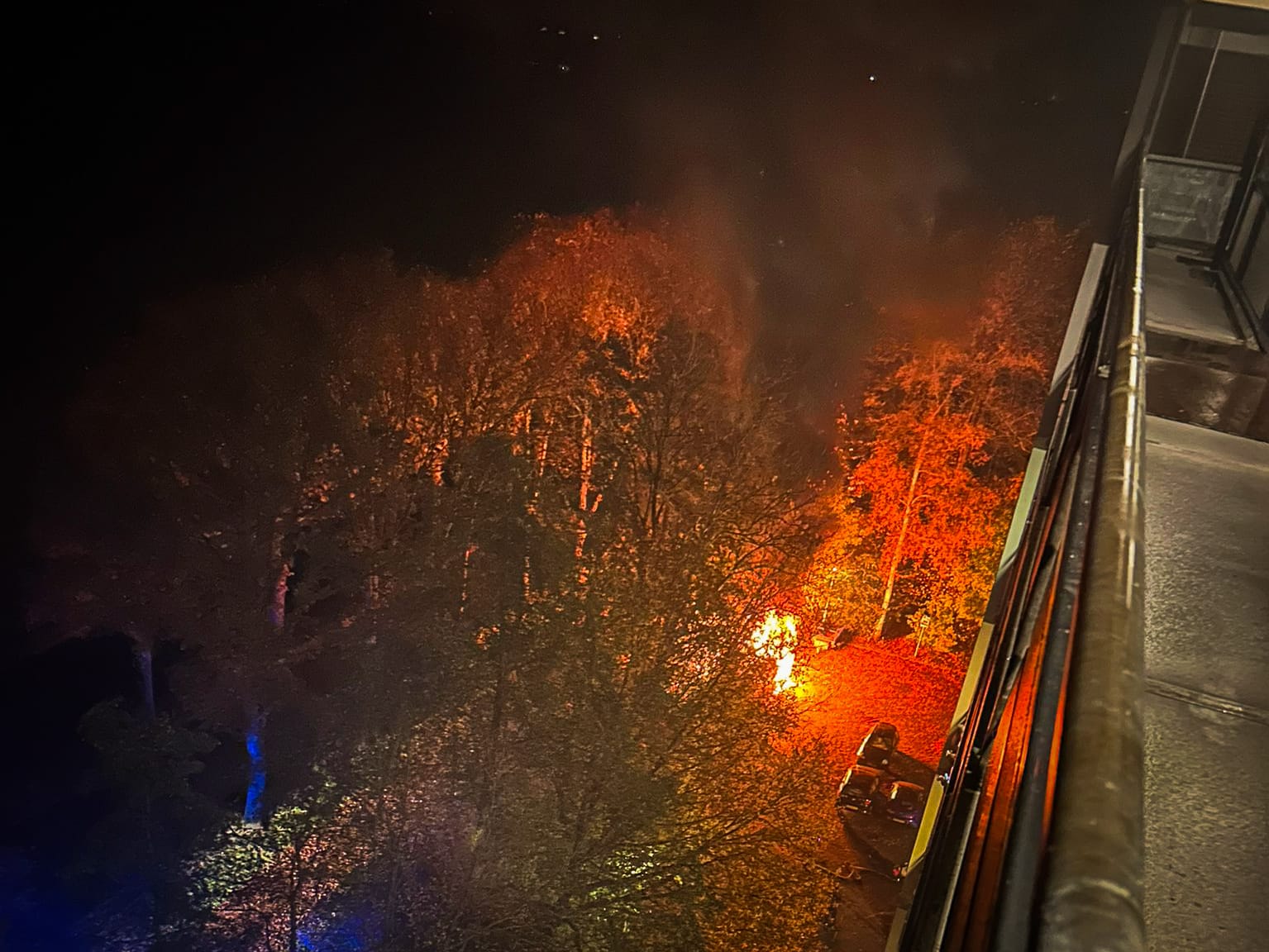 Vrachtwagen in brand op parkeerplaats