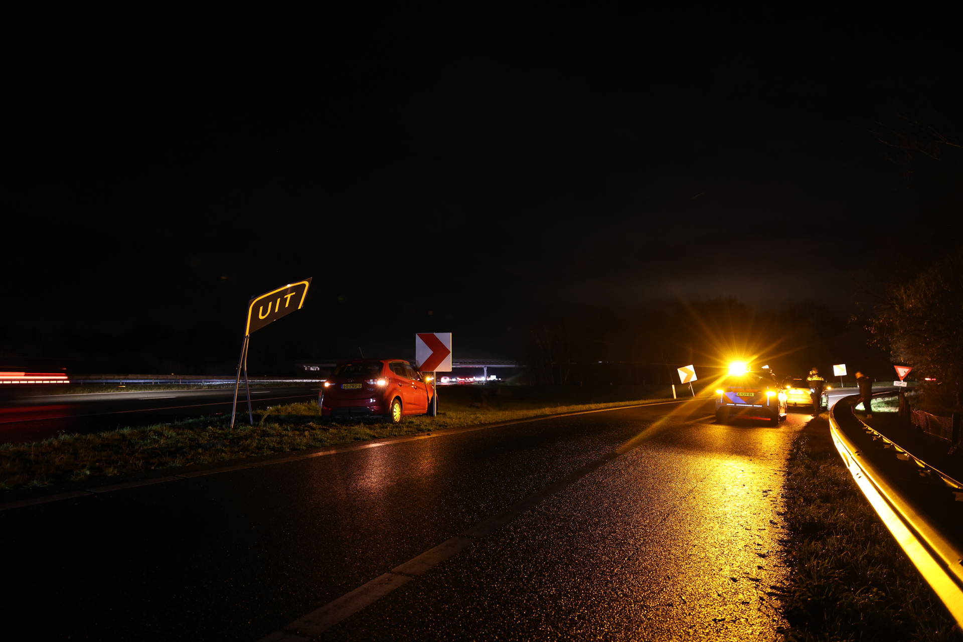 Automobilist schiet rechtdoor bij afslag van snelweg