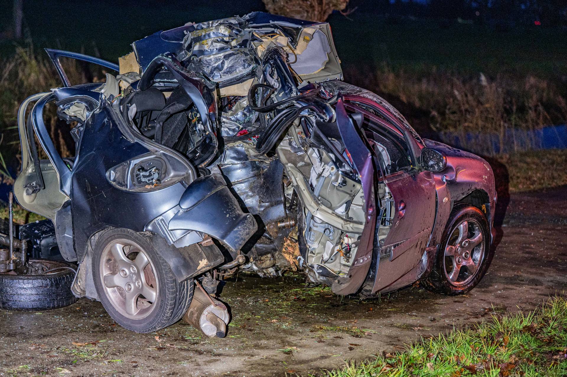 UPDATE | 20 jarige jongen overleden na crash tegen boom