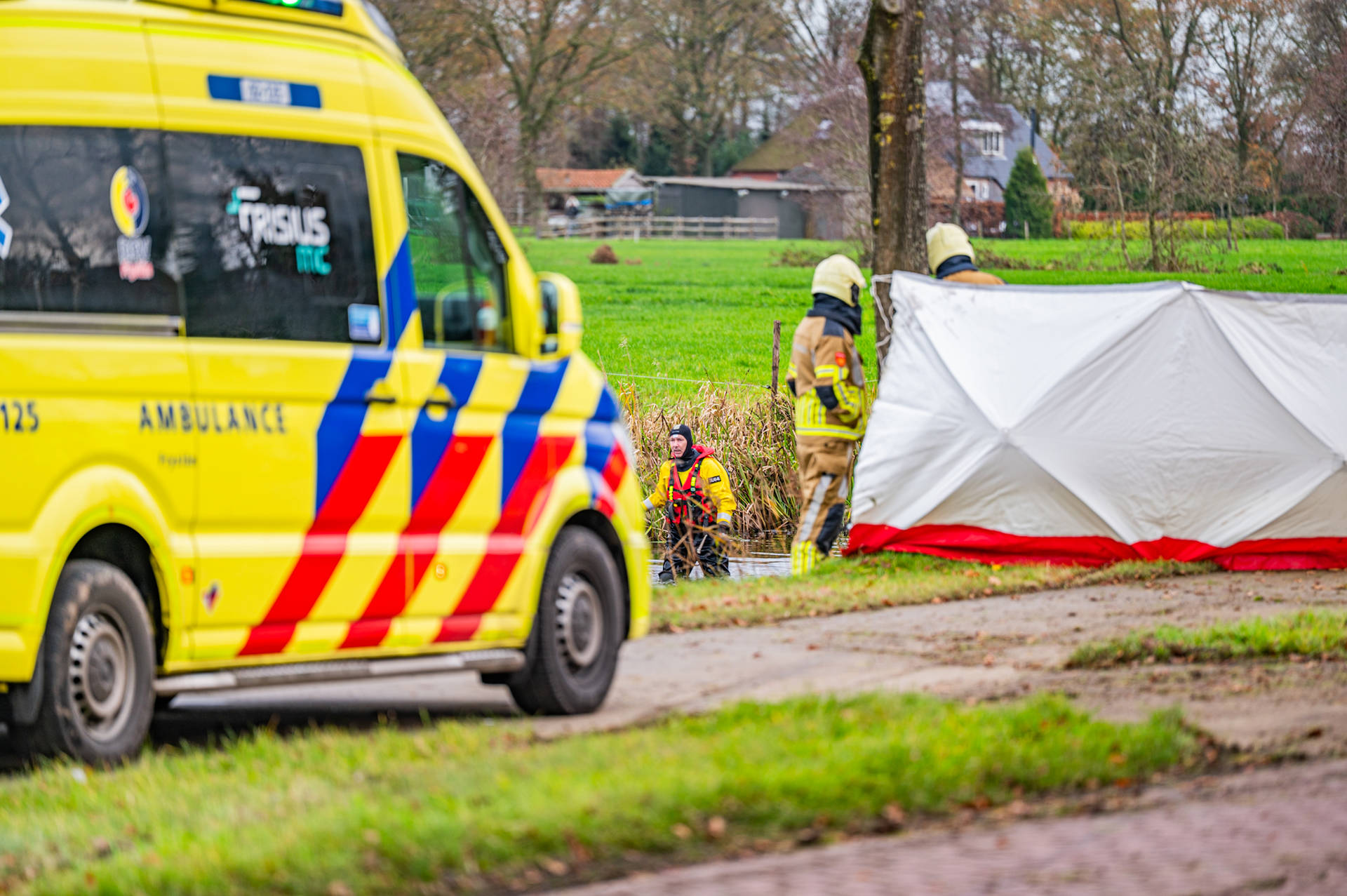 Bestuurder belandt met auto in sloot; hulpdiensten starten zoekactie