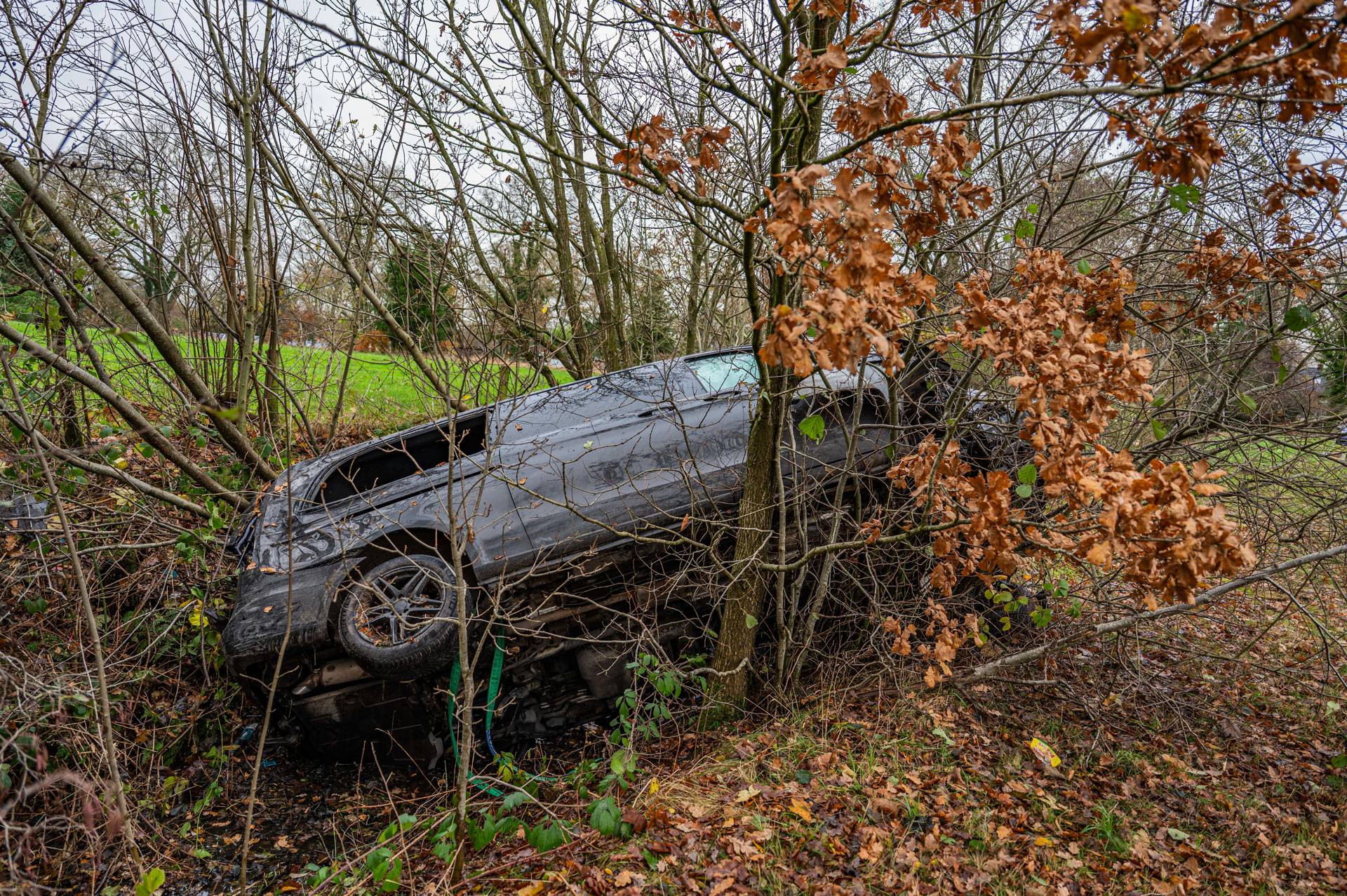 Bestelbus vliegt uit bocht; bestuurder aangehouden voor rijden onder invloed